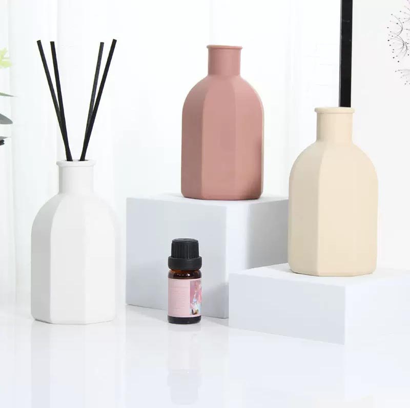 Morden Design Ceramic Diffuser Bottle for Home Decoration